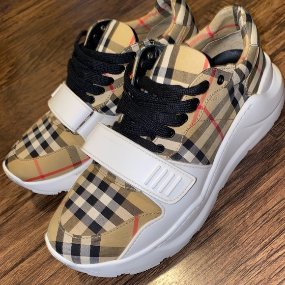 BURBERRY SHOWS SIZE 7 - Picture 2 of 5